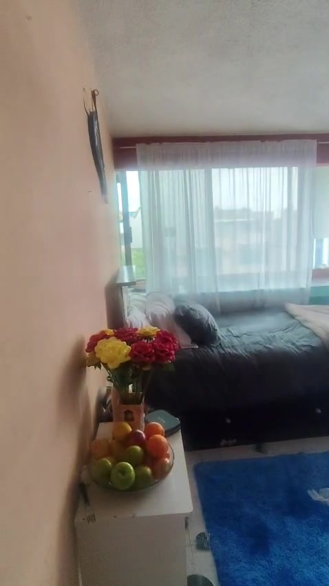 Cuarto a la derecha del espejo