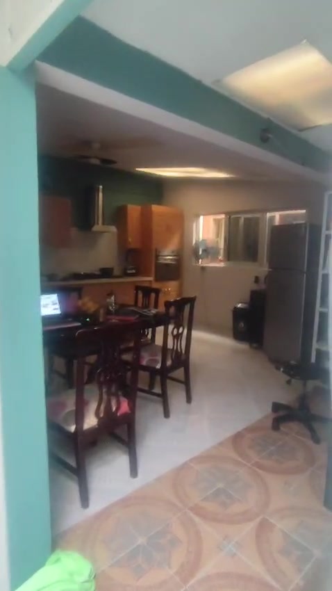 Giro a la cocina desde recibidor